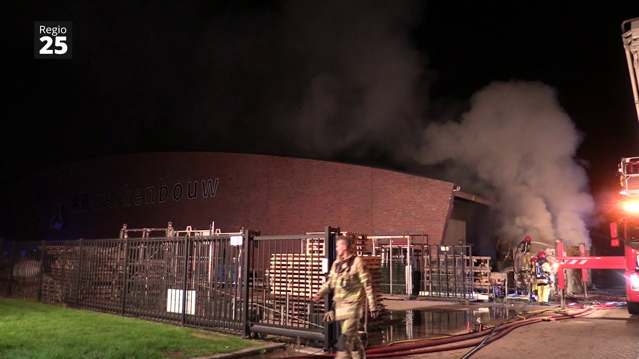Urk - Felle brand bij ABC Arkenbouw