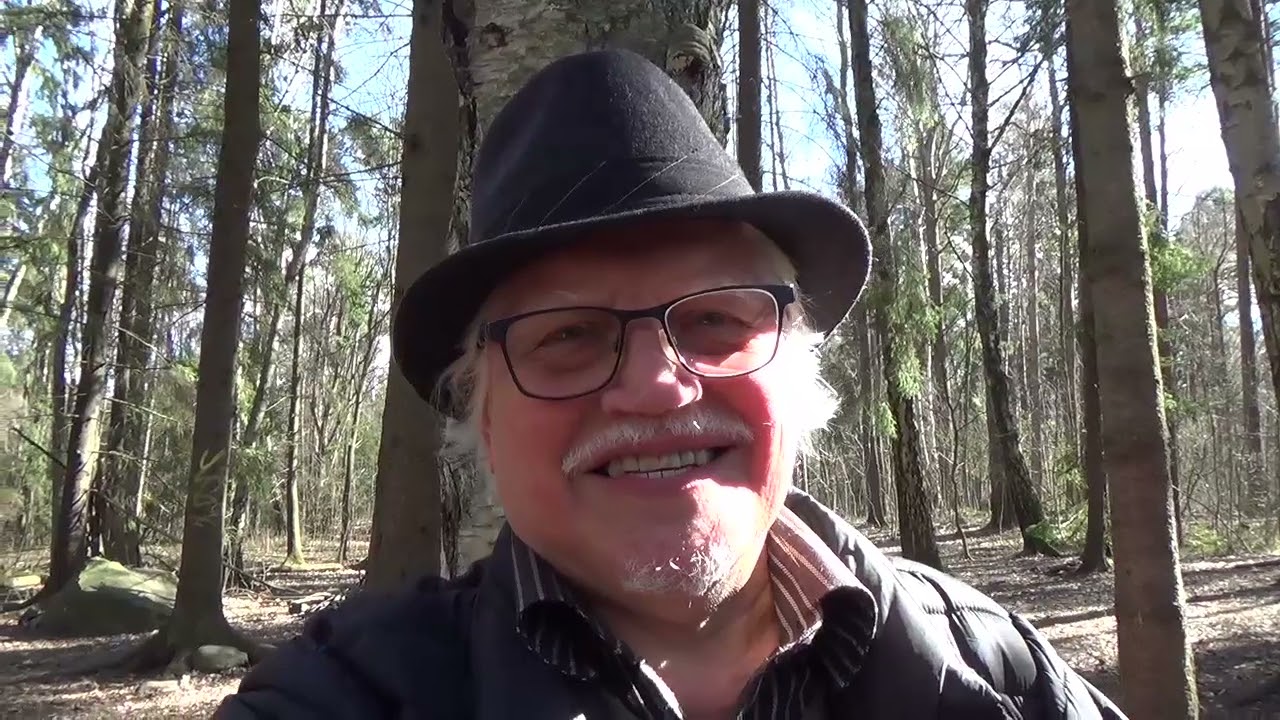 Poesi i skogen. Tv&aring; dikter: Roliga  och Sprider ljus.