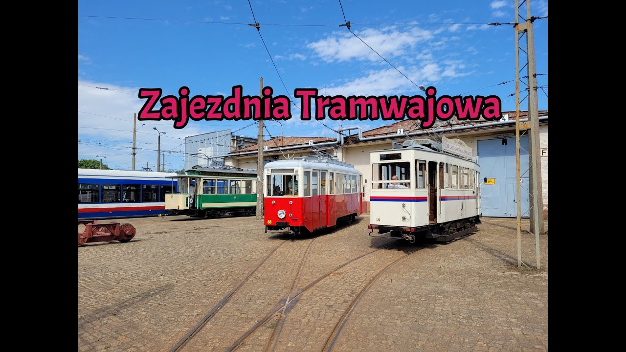 Tramwajowa zajezdnia z zabytkowymi tramwajami