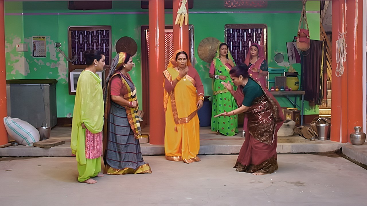तुम दोनों भिखारी कभी नहीं सुधरोगी सुबह सुबह मेरा दूध चोरीकर लिया और उप्पर से मेरेसाथ जुबां लड़ारही हो