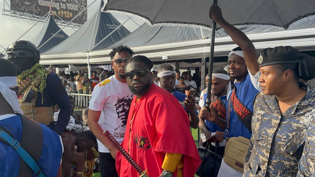 Епископ Аджаграджа осыпал деньгами брата Сэмми на похоронах Дэдди Лумбы.