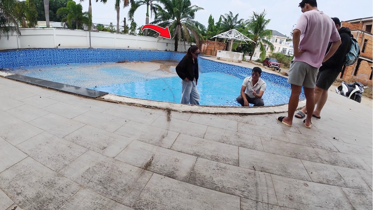 CLEANING A LONG-ABANDONED SWIMMING POOL (SATISFYING TIMELAPSE)