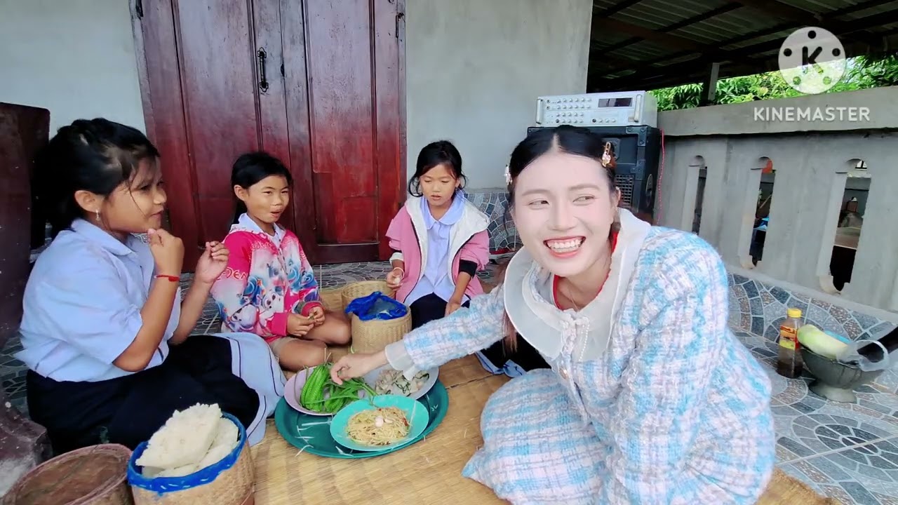 #สาวแววตำส้มตำให้น้องนักเรียนกีนวันนี้แช่บๆ😋🌶🍅🫑#สาวลาว #วิถีชาวบ้าน 🍝🇱🇦14 พฤศจิกายน ค.ศ. 2025