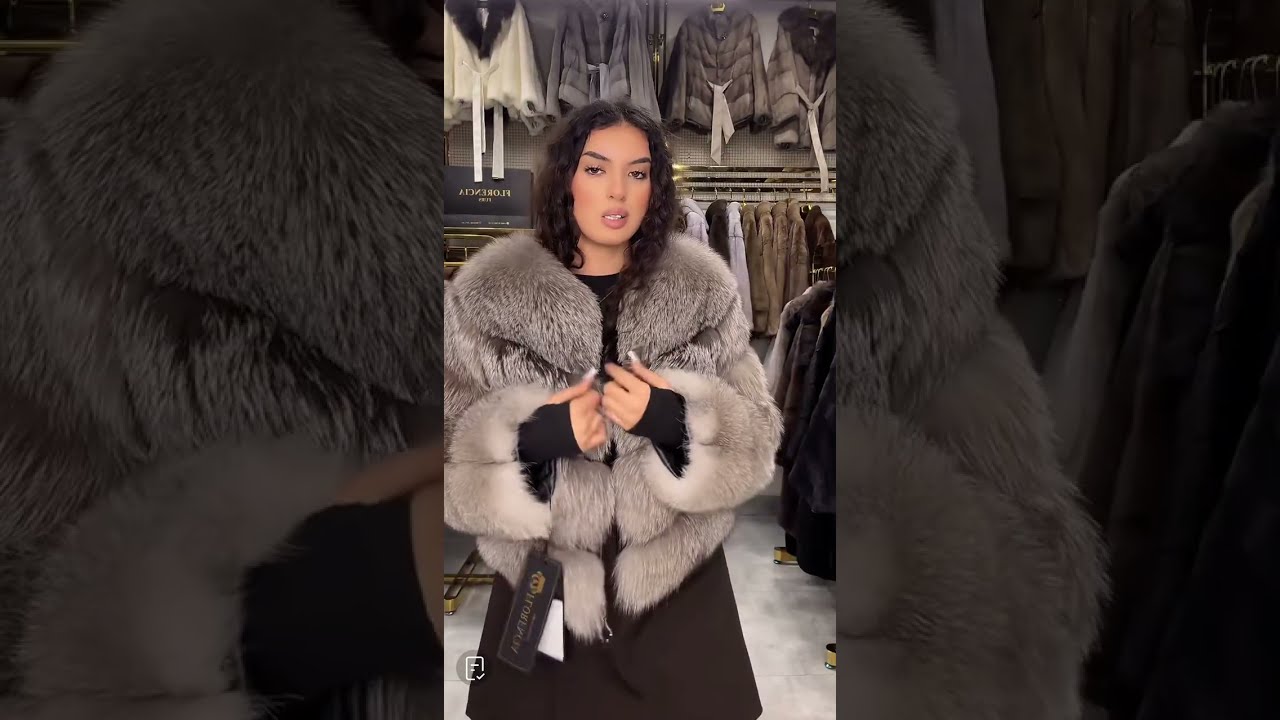 В МИНИ ШОРТИКАХ И КАПРОНОВЫХ колготках / МИЛАЯ ДЕВОЧКА ПРИМЕРЯЕТ ШУБЫ #колготки #2026 #legs 