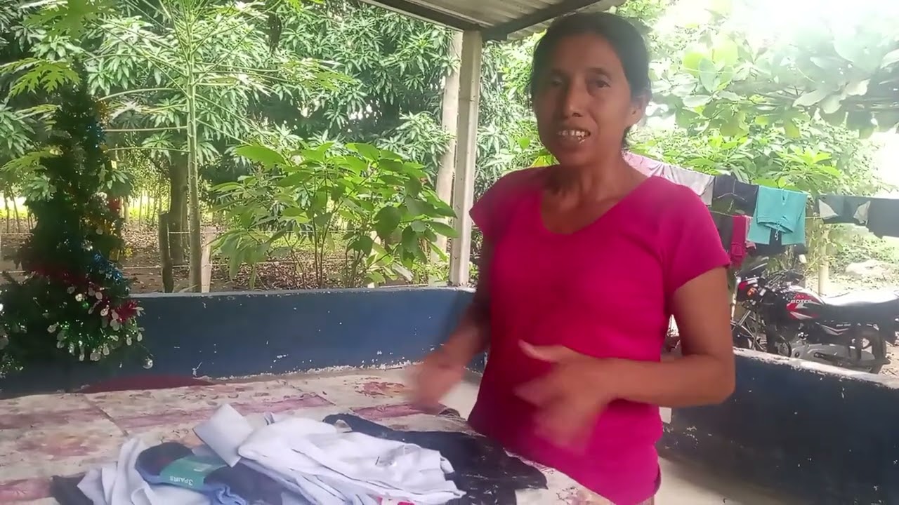 Reyna muy responsable , Le compran sus uniformes para sus hijos listos para que vayan a la escuela 