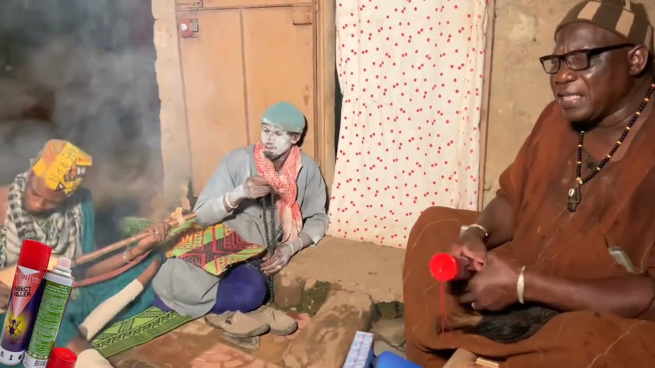 Le Fou Woroli et Diabate avec son frère Bafin qui racontent une histoire