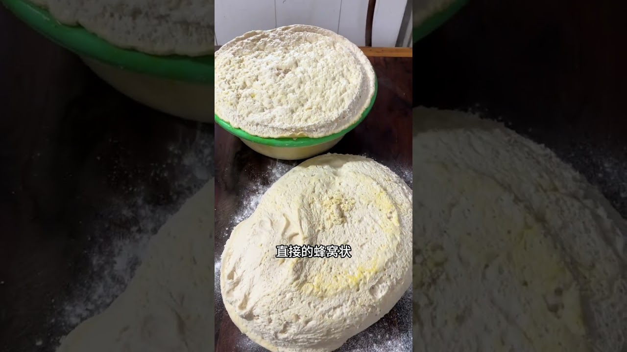 这是我们甘肃武威的“炉奎子”，隔着屏幕就能闻到那股子香，妈妈一大早起来，开始反复的揉面，醒面，最后守着烧洞子等外皮烤的金黄酥脆，这才是最地道的家乡味儿#武威炉奎子 #烧馍馍 #小时候味道