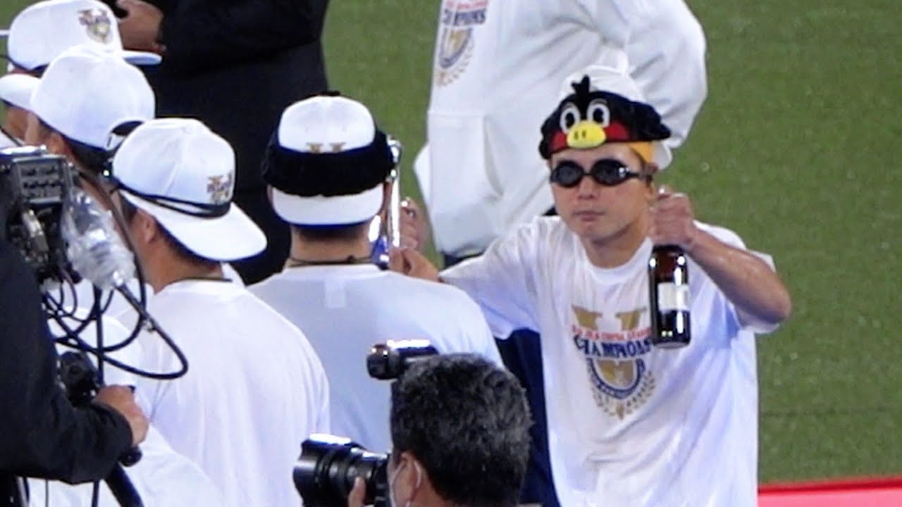 フライングの山崎晃大朗！ビールかけ前の自由奔放さに神宮爆笑！2022/09/25 東京ヤクルトスワローズ