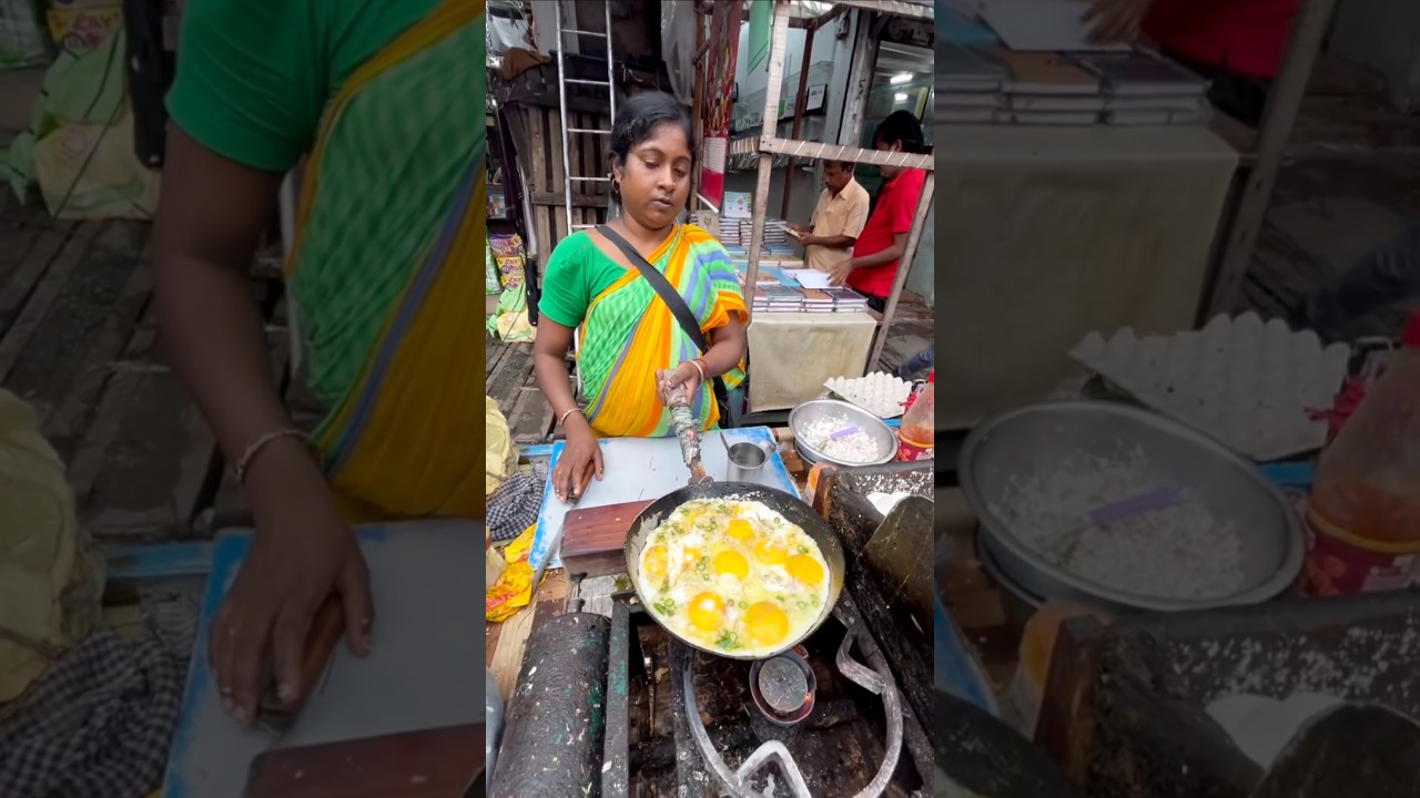 10 Eggs Bread Omelet Making Aunty in Kolkata Street Food #streetfood #kolkata #eggs #omelette