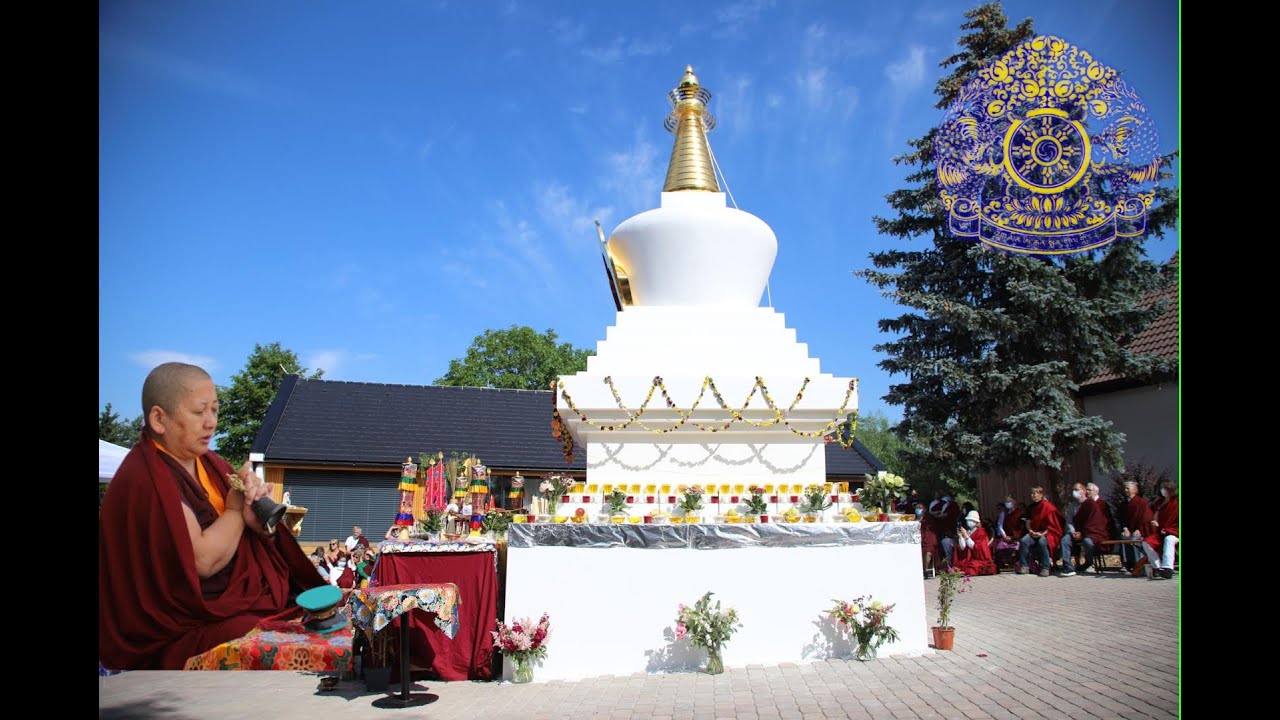 H.E MINDROLLING JETSUN KHANDRO RINPOCHE 