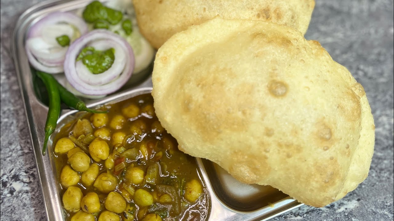 Chole Bhature Recipe || आज बनाया बहुत ही स्पेशल खाना छोले भटूरे || Chole With Bhature 😋||