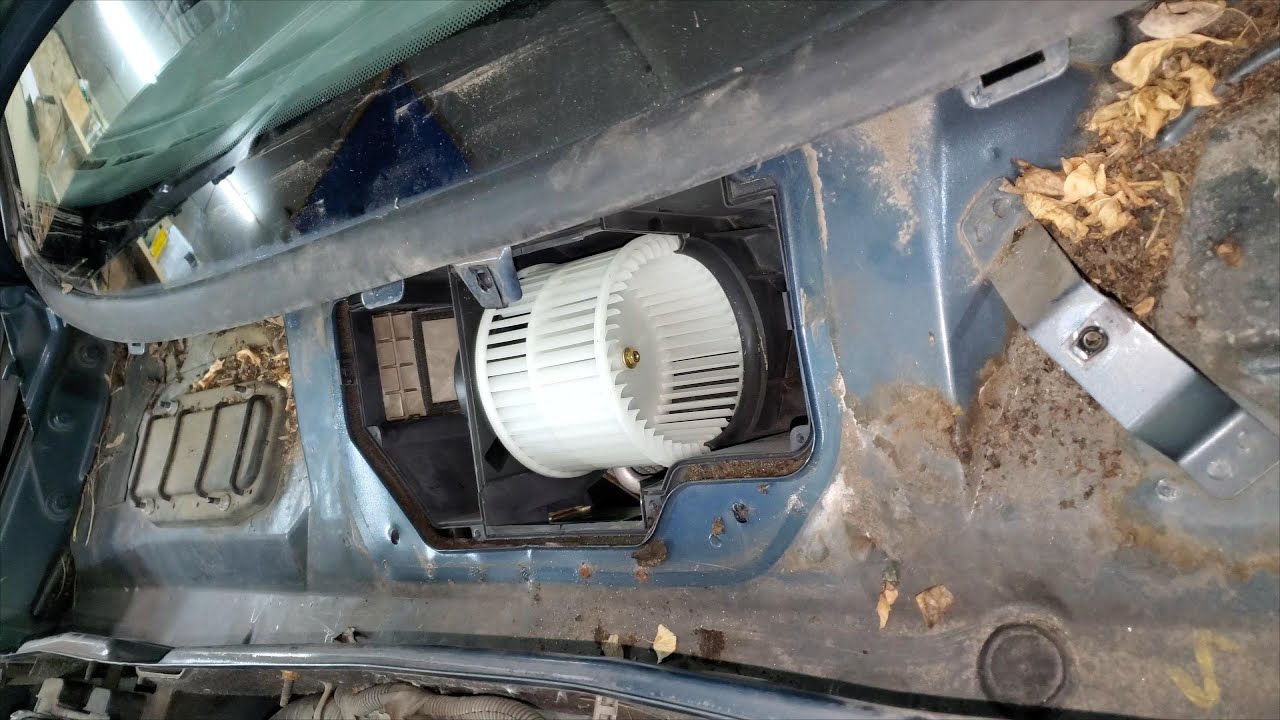 Замена электродвигателя вентилятора Saturn L100 2001-2005 гг.