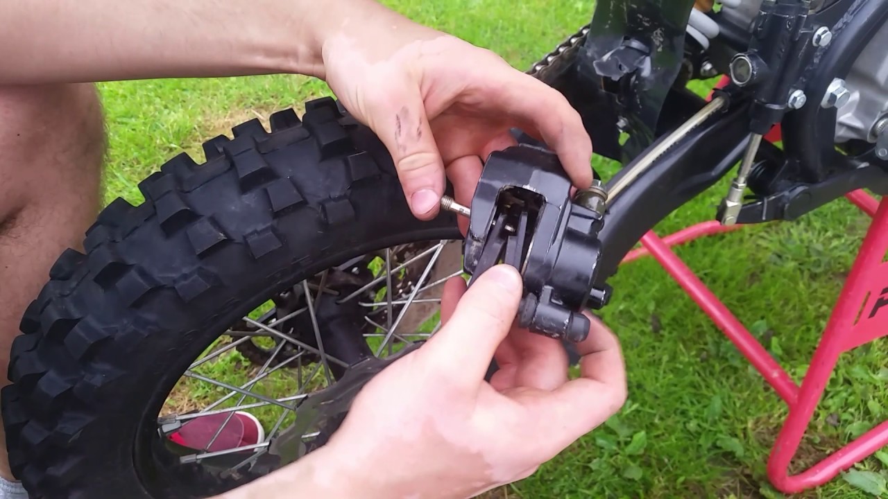 Wymiana tylnych klocków hamulcowych Pitbike MRF 140 RC Korcuwa