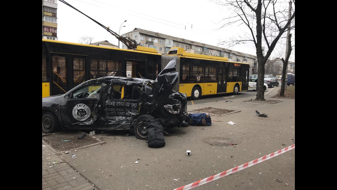 Авто влетіло в тролейбус і зупинку в Києві
