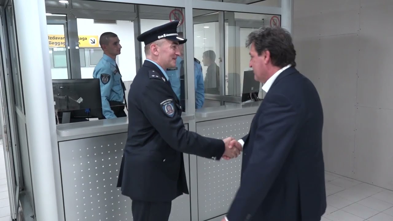 Ministar Gašić obišao pripadnike Uprave granične policije na Aerodromu „Nikola Tesla“