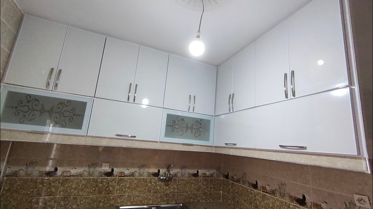 مطبخ عصري باللون الأبيض بوطاجي مبني بالضالة