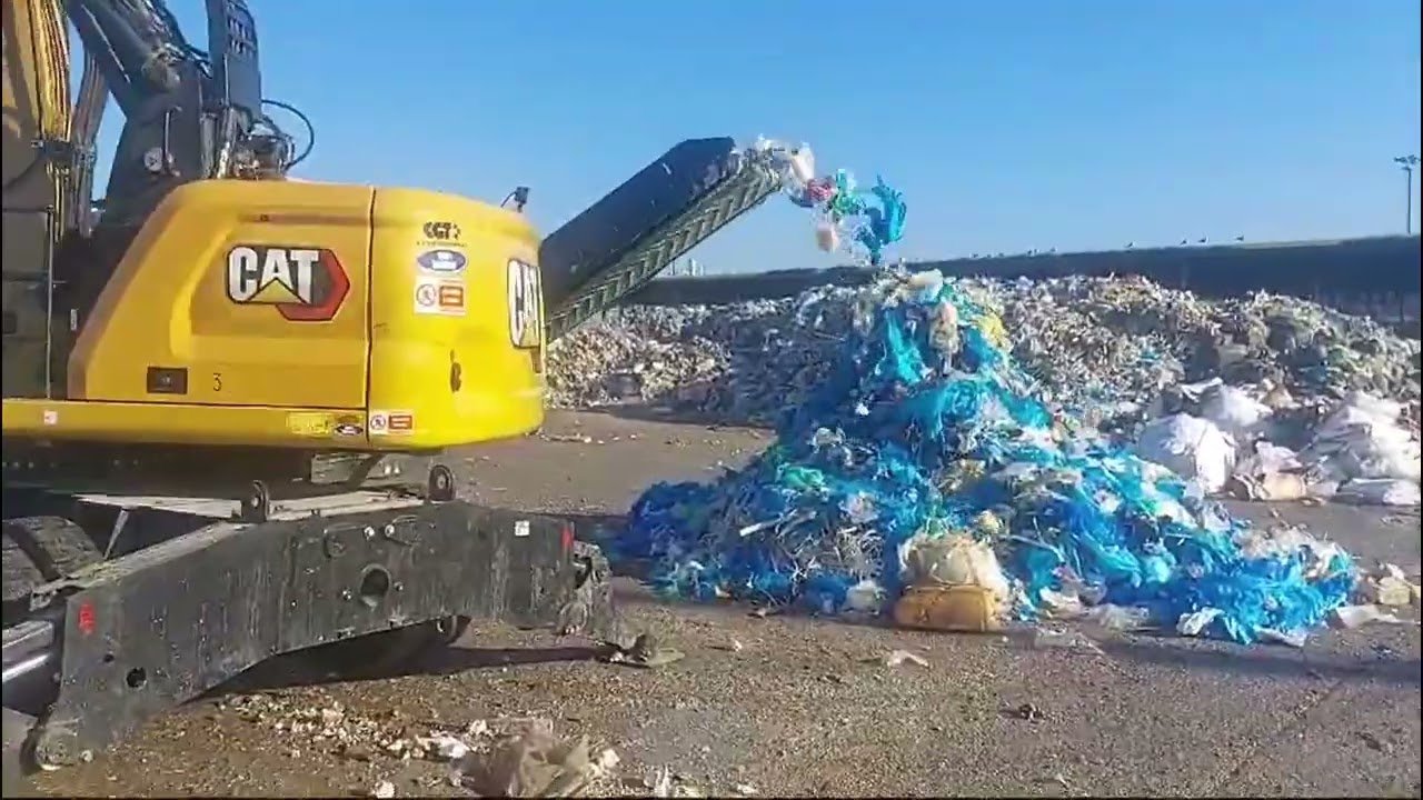 XTRON Komptech TERMINATOR caricato con CAT MH3022 - Rifiuti Industriali industrial waste
