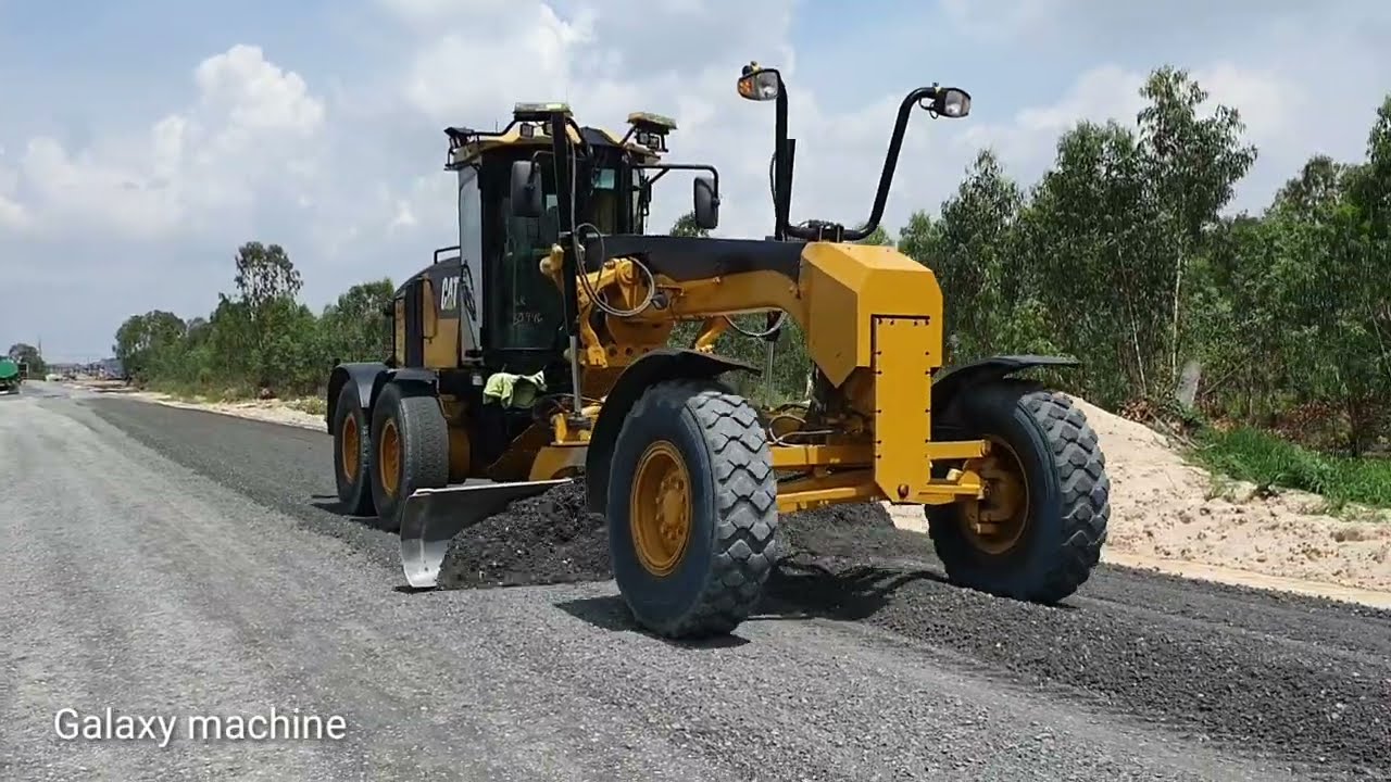 Great video motor grader Caterpillar 140M spreading Gravel[018]