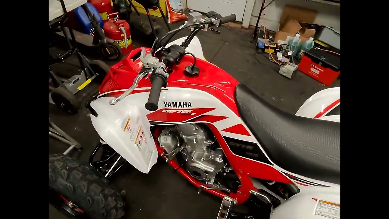 Замена масла и осмотр мотоцикла Raptor 700 2026 года выпуска.