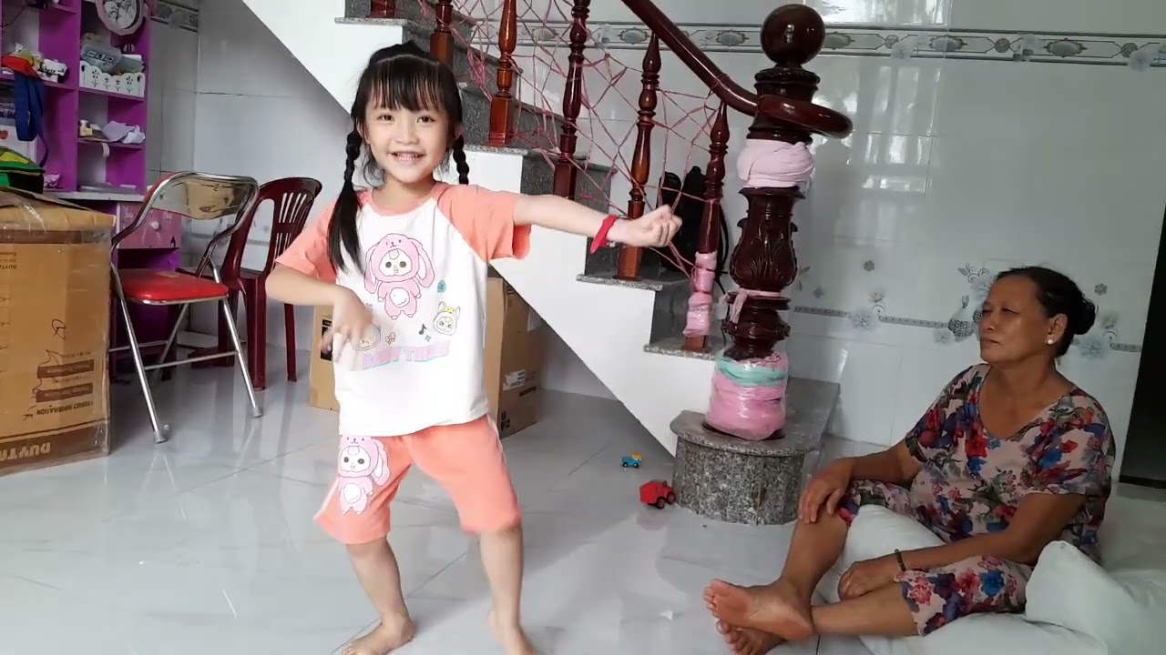 Bé Khánh Ngọc hát múa