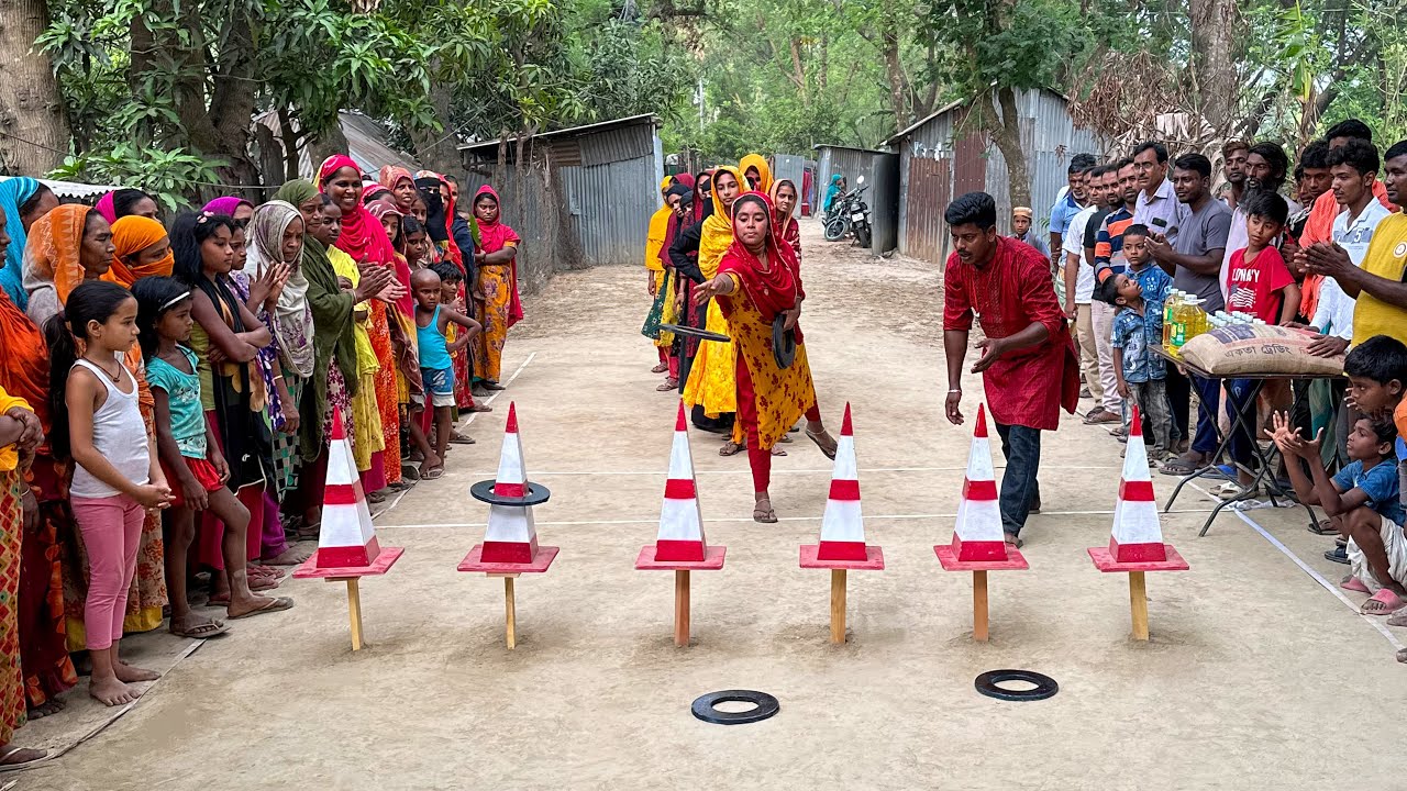ট্রাফিক সিগনালে রিং পড়িয়ে চালের বস্তা জেতার চ্যালেঞ্জ। বাধপাড়ায় মহিলারা কিভাবে বিজয়ী হলো দেখুন ?