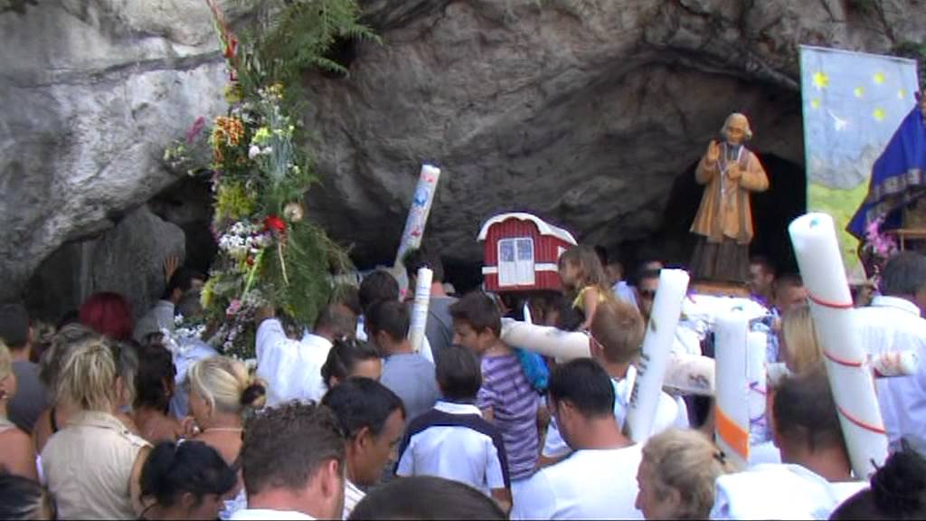 Lourdes 2011 : Gitans et gens du voyage, la prière et le passage à la Grotte