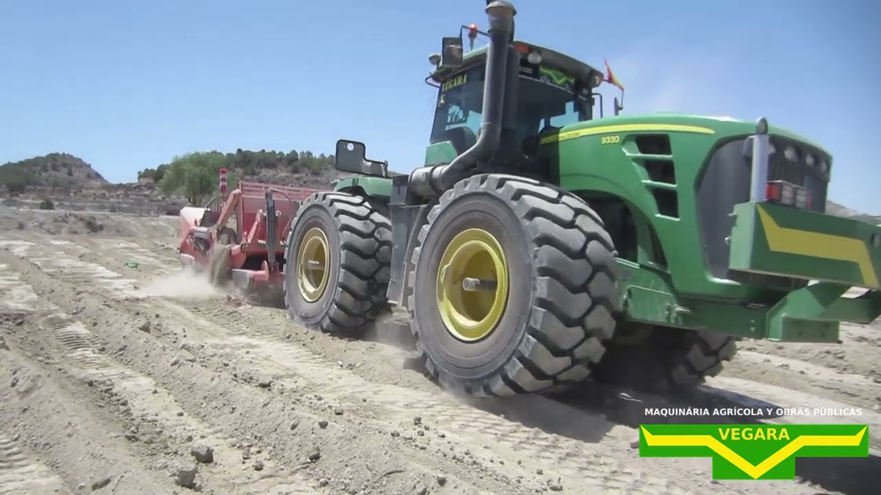 ¡Mira Cómo Estos Tractores Nivelan Todo un Campo!