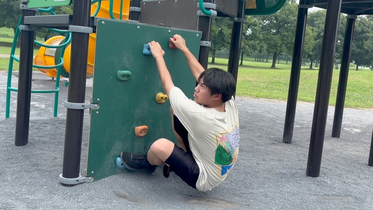 平日の昼に公園で遊ぶフリーター。