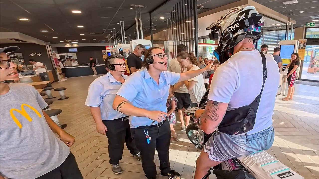 MIT MOTORRAD IM MC DONALDS