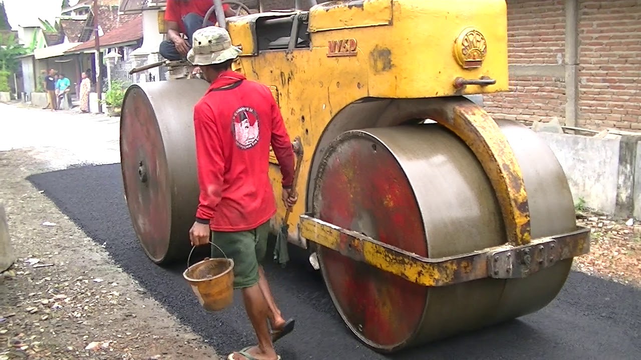 STOOM WALES MEMBUAT JALAN ASPAL DENGAN SLENDER TANDEM ROLLER