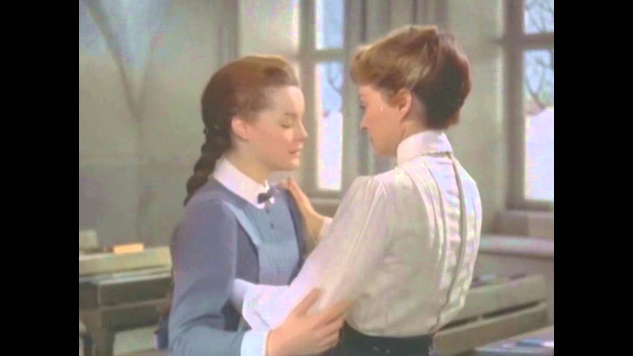 Girls in uniform - Universal