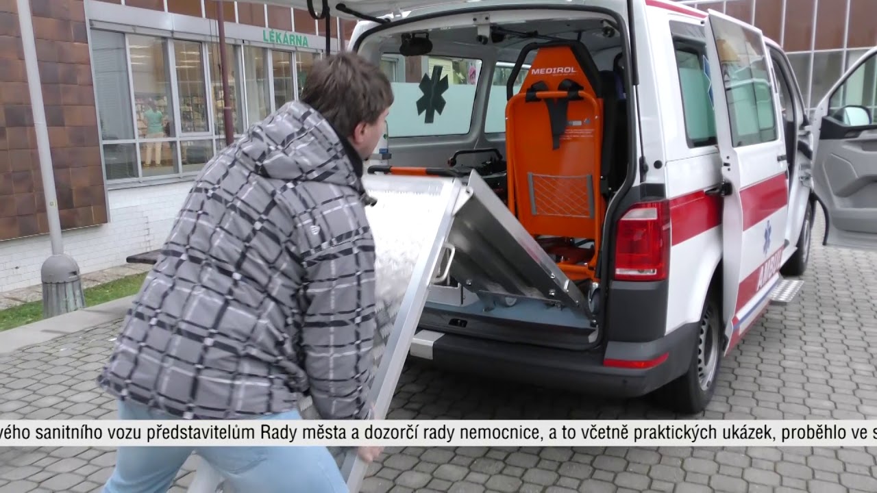 LITOMĚŘICE: Město pomohlo nemocnici zakoupit novou sanitku