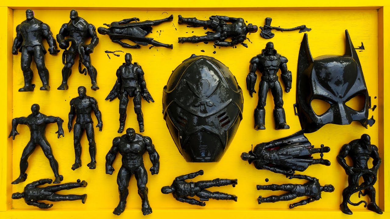 membersihkan mainan karakter avengers hulk, spiderman, captain america, batman, ironman