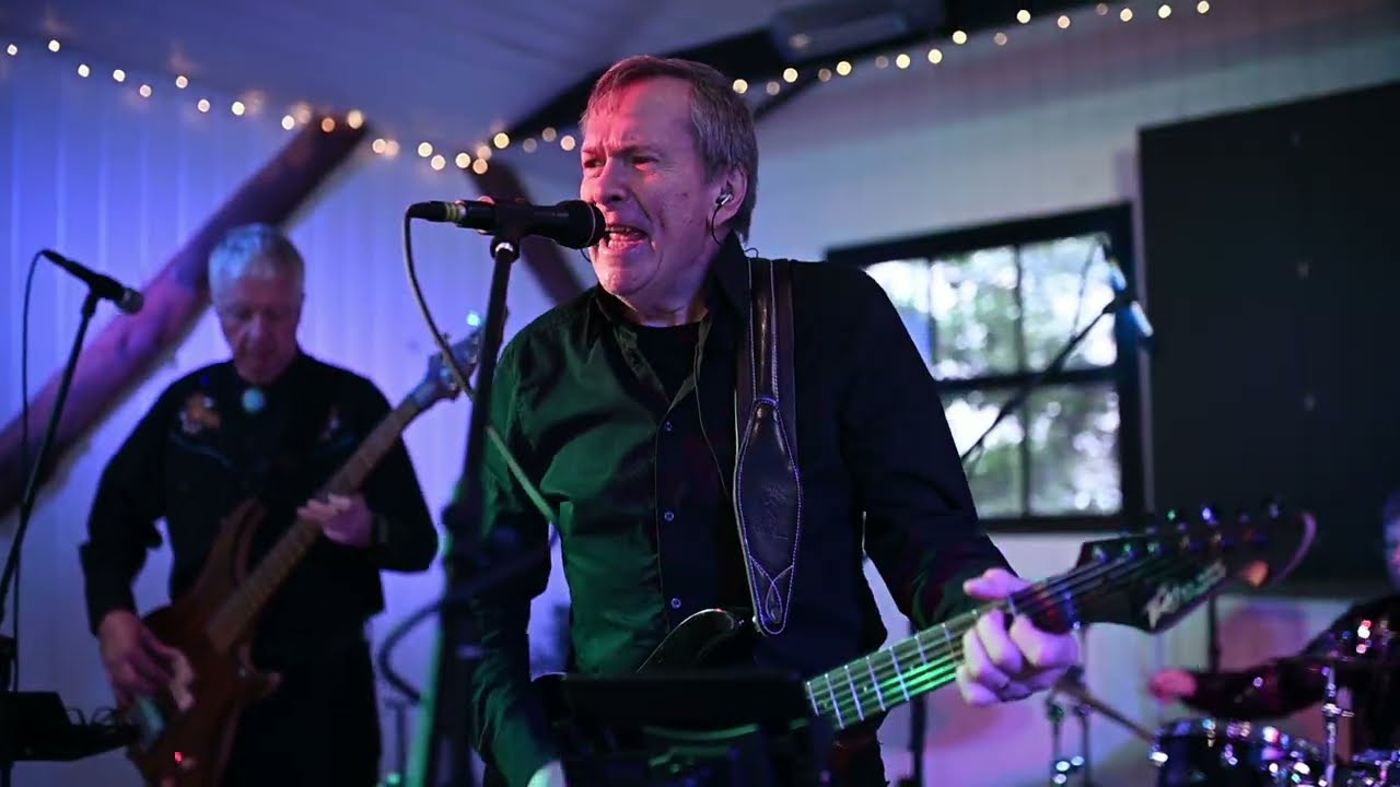 Alive and Kicking play Let Me Entertain You