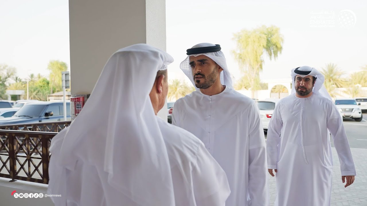 زايد بن محمد بن زايد يقدّم واجب العزاء في وفاة والدة الشهيد سعيد إبراهيم الظاهري