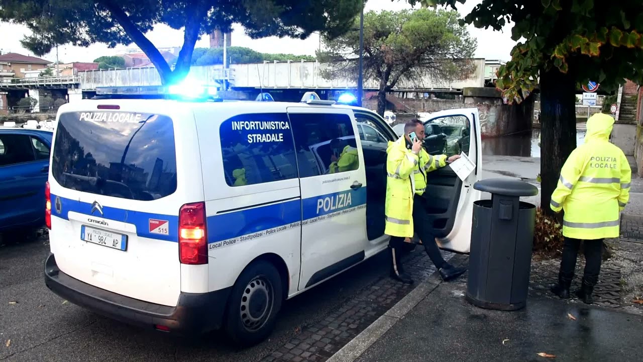 Nubifragio a Rimini, allagamenti e alberi caduti