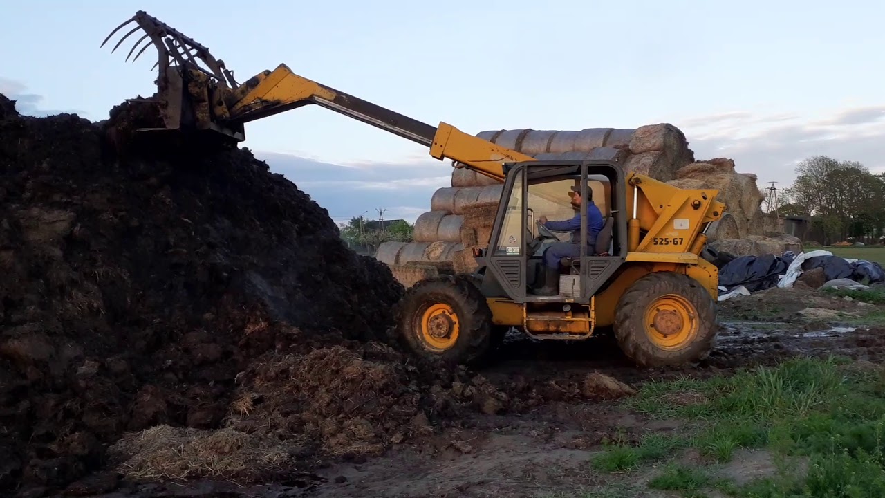 JCB 525-67 Podwalanie obornika