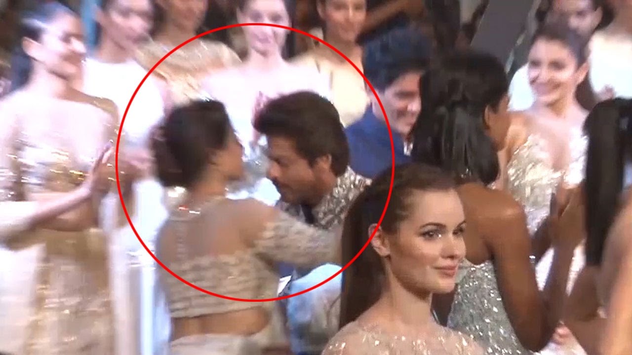 Shah Rukh Khan Walks On The Ramp Like A King, Hugs Kajol | follo.in