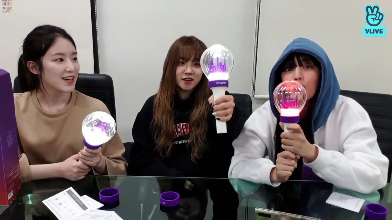 Shuhua, Yuqi & Minnie Unboxing (G)I-DLE Lightstick (아이들 응원봉)