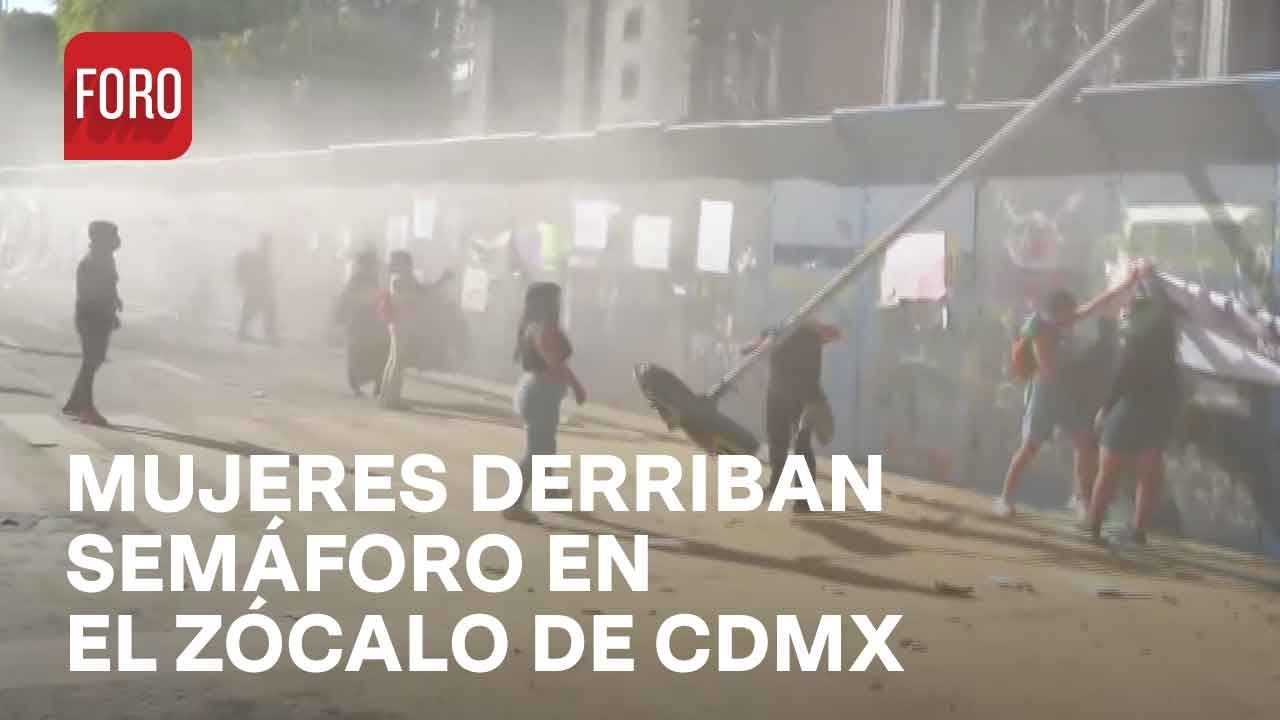 Marcha 8M: Mujeres tiran semáforo en el Zocálo de la Ciudad de México - Las Noticias
