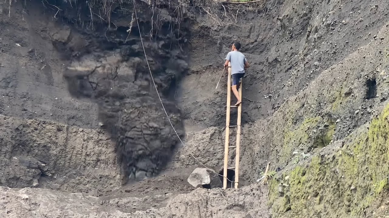 Sand mining Indonesia || The sand cliff collapsed 