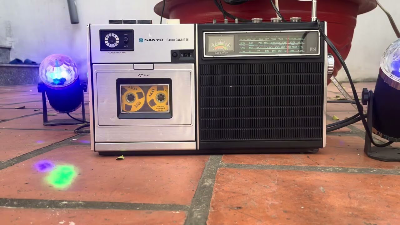 đài sanyo  M2414LE  hàng xuất châu âu  FM 108 bắt được hết các loại đàt việt có bác nào siêu tầm lh