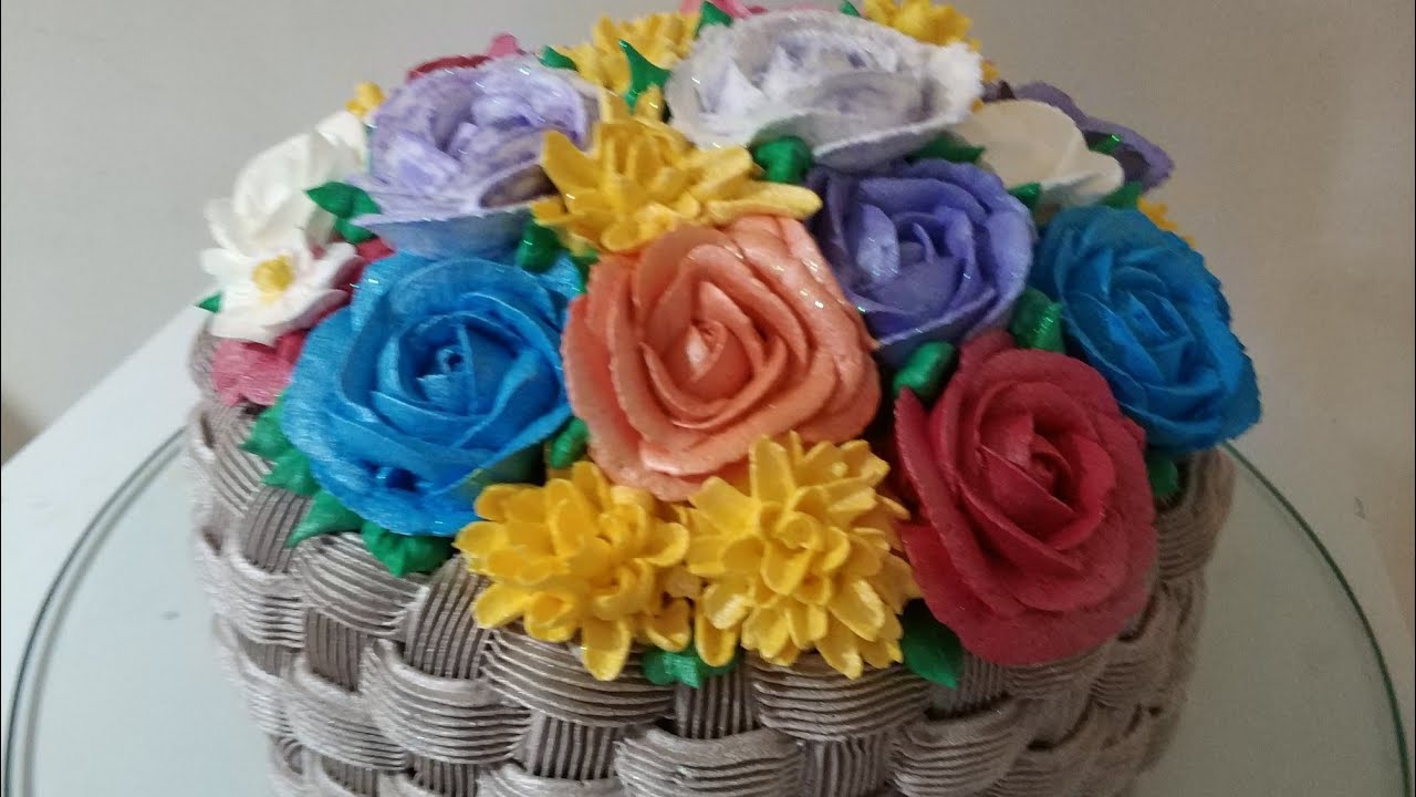 Bolo cesta de flores variadas.