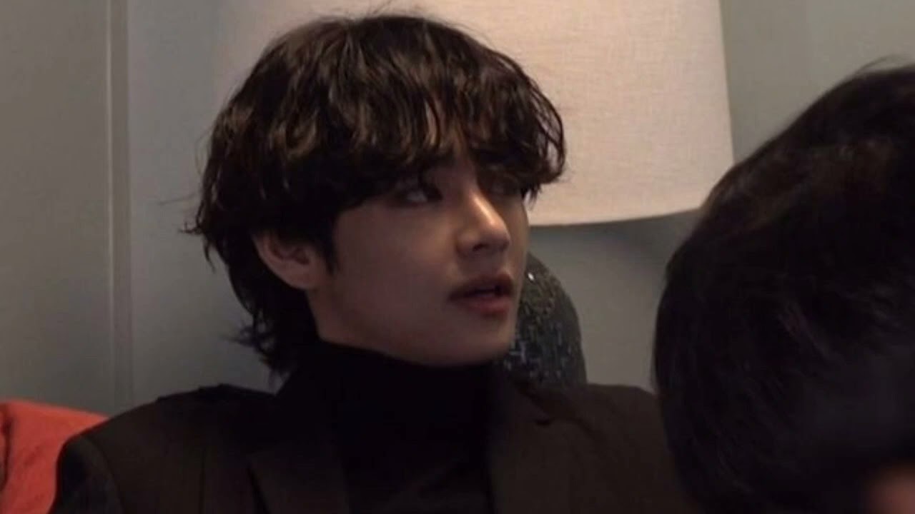 ASMR TAEHYUNG || 'beijando em público.