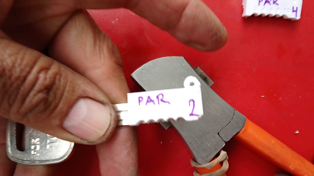 Andrés Rivas Sánchez, haciendo práctica en TOYOTA HIACE con ALTURAS PLASTICAS, KEY CUTTER .