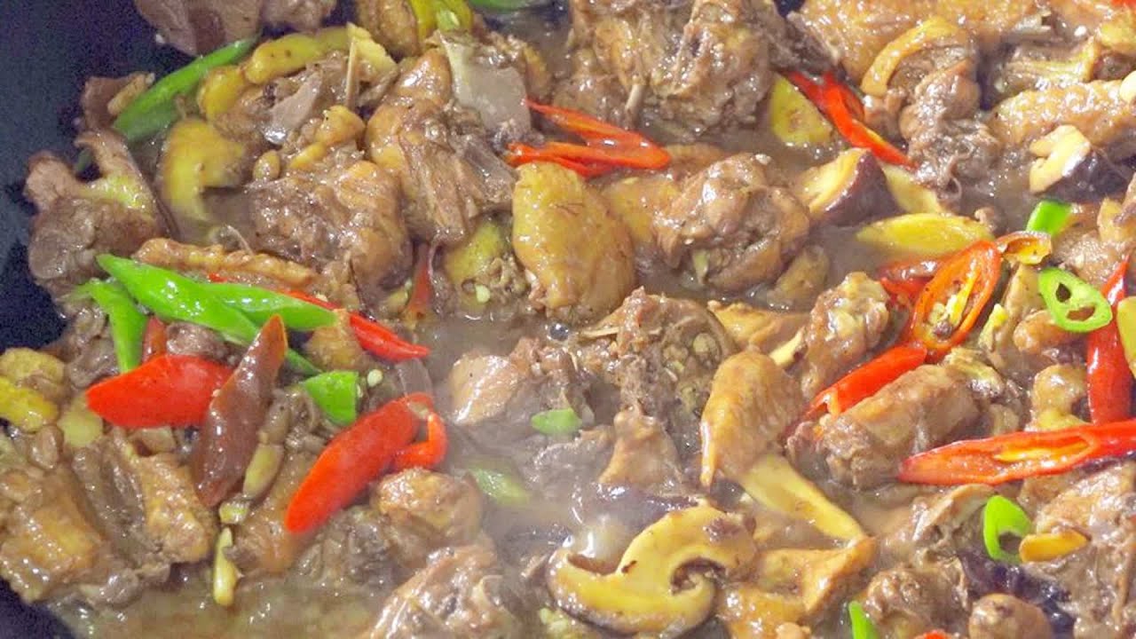 阿哥在岳母家秘制一道柴火鸡炖香菇，一上桌后大家都赞不绝口