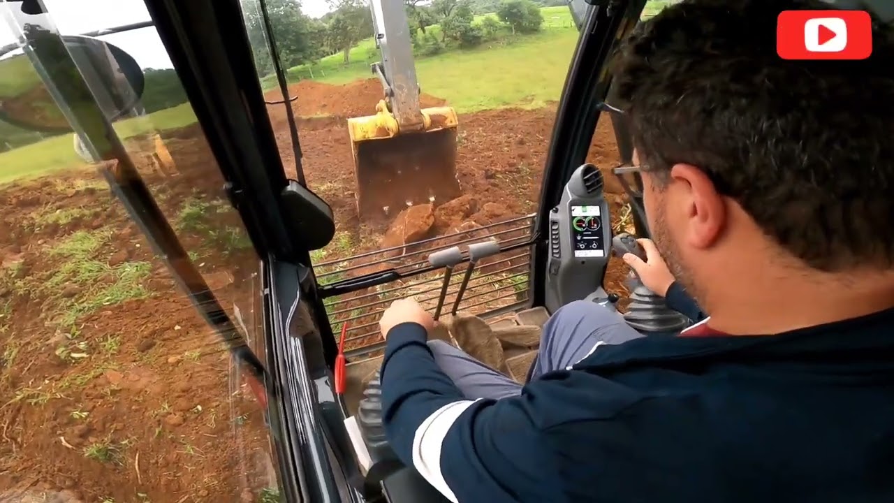 Enterrando pedras no meio da lavoura com Escavadeira Hidráulica