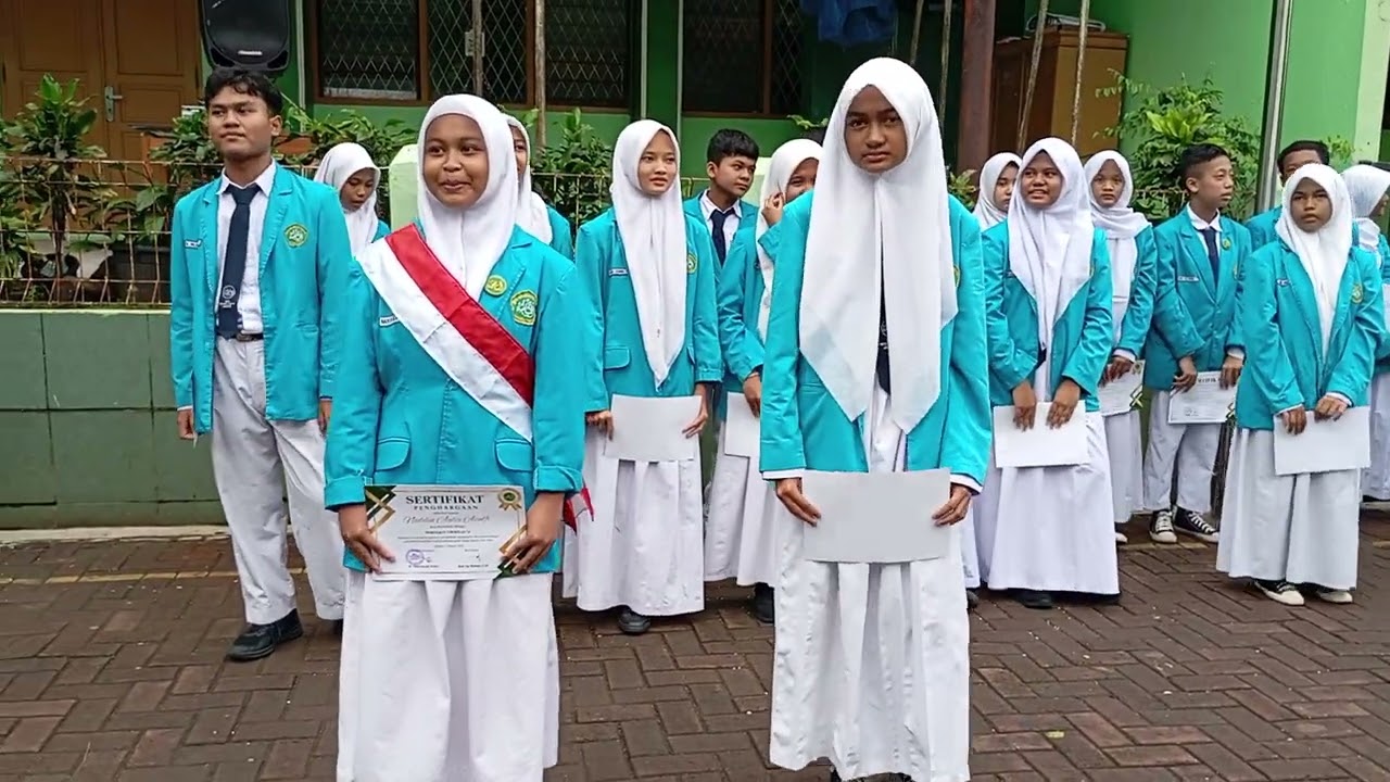 Siswa/i Dengan Nilai Terbaik Mendapat Bea Siswa Free SPP 3 Bulan