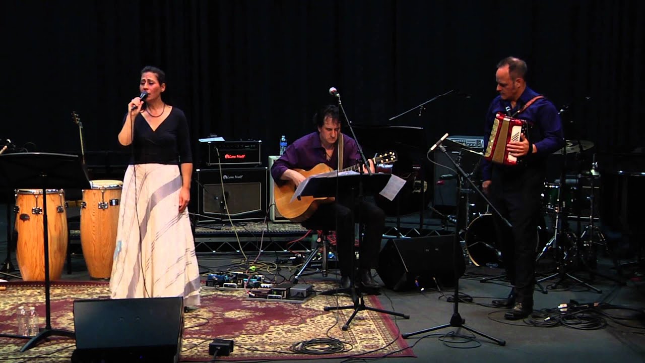 Ana Guigui sings 