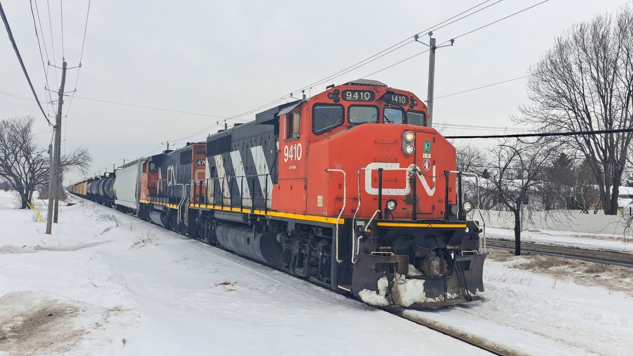 cn 522 rolling by st hubert with a clean gp40-2lw leading